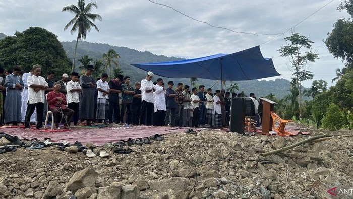 Warga Agam Shalat Id Lapangan Usai Masjid Diterjang Galodo