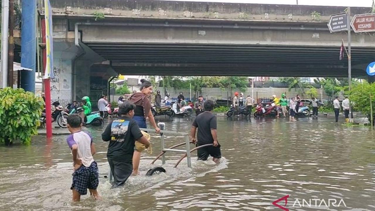 Banjir Jadi Peluang, Agus Raup Rp800 Ribu