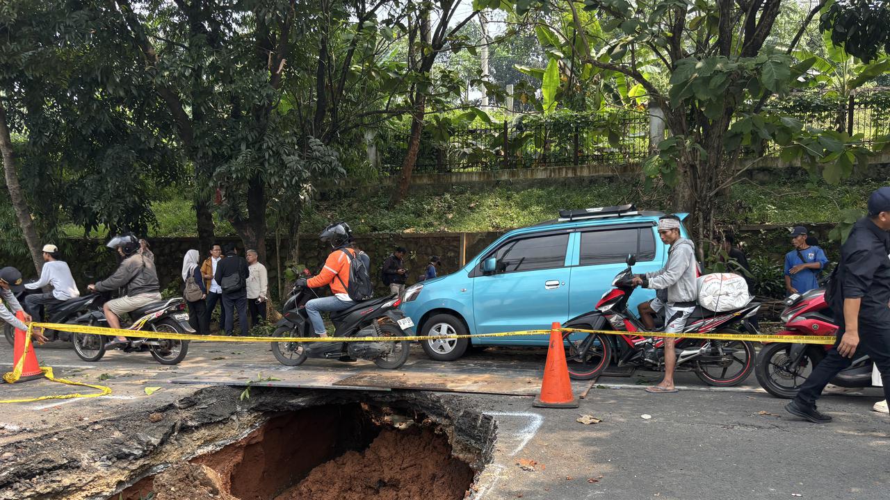 Jalan Ambles Lenteng Agung Bikin Macet Parah